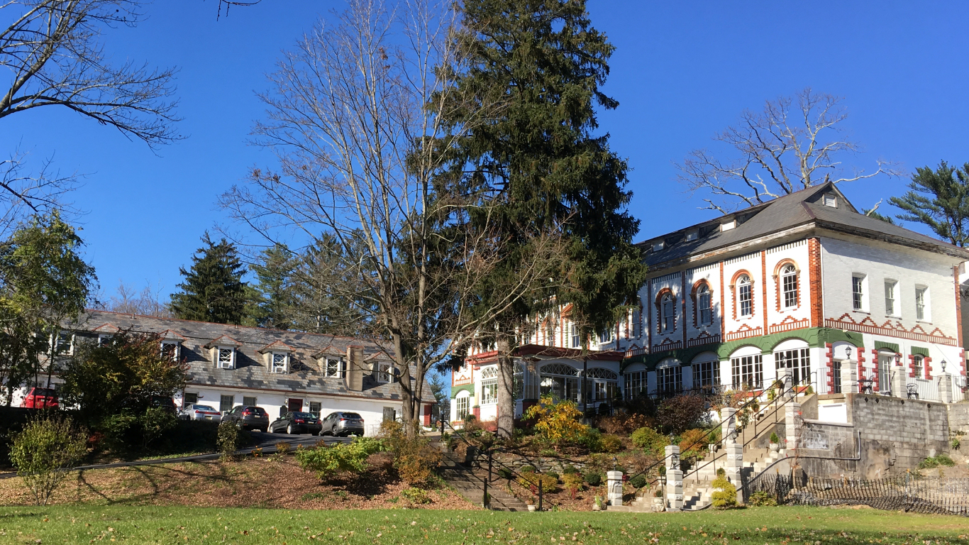 old Castle Inn showing the
                German-Victorian-era-style wing